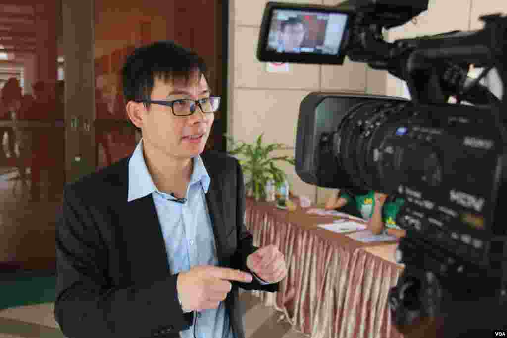 Mr. Chheang Vannarith, Co-Chair of Enrich Forum on Sustainable Development gives an interview to the media about the importance of this forum. (Nov Povleakhena/VOA Khmer)