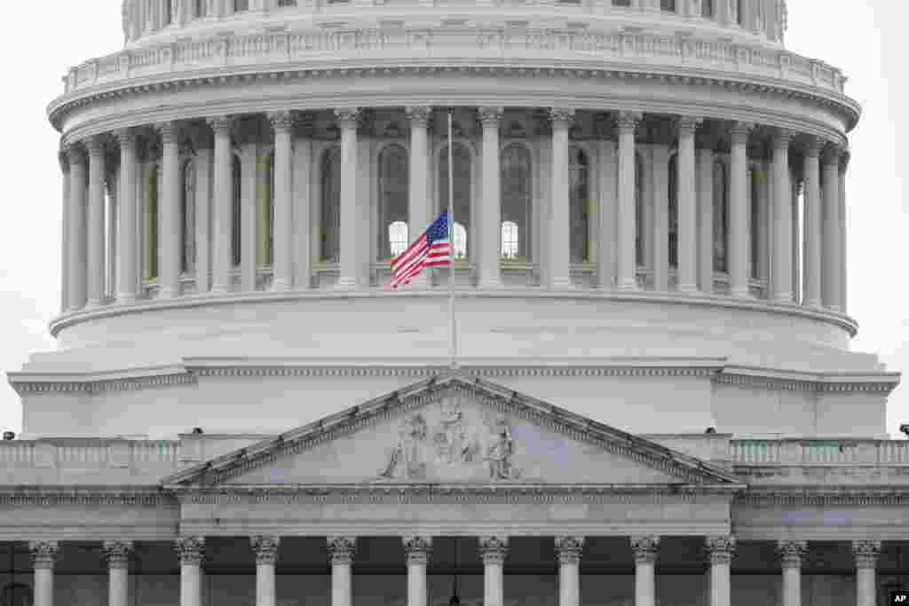 미국 연방 의사당에 납입한 시위대와 충돌해 중상을 입은 후 병원에서 치료를 받다 사망한 브라이언 시크닉 연방의회 경찰관을 애도하기 위해 의사당의 조기가 게양됐다.