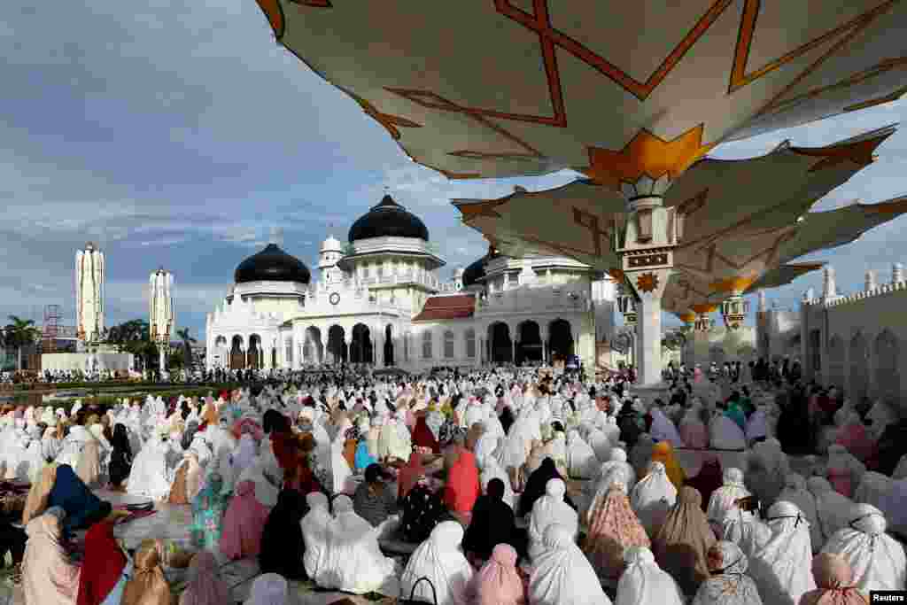 انڈونیشیا کے صوبے بند آچے میں جمعے کی صبح نماز عید کا سب سے بڑا اجتماع جامع مسجد بیت الرحمٰن میں ہوا۔ مردوں کے ساتھ ساتھ خواتین کی بڑی تعداد نے بھی نمازِ عید ادا کی۔