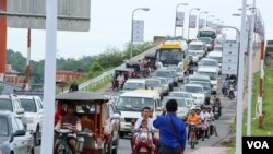 រូបឯកសារ៖ ទិដ្ឋភាព​ចរាចរណ៍​ថ្ងៃ​មុន​ពិធី​បុណ្យ​ភ្ជុំបិណ្ឌ​មក​ដល់​នៅឯ​ស្ពាន​ជ្រោយ​ចង្វារ​ក្នុងរាជធានី​ភ្នំពេញ​ កាល​ពីឆ្នាំ​២០១៦​។​ គម្រោង​អភិវឌ្ឍន៍​ជាមួយ​កូរ៉េខាង​ត្បូង​នឹង​កសាង​ស្ពាន​ថ្មី​មួយ​​ភ្ជាប់​ពី​តំបន់​ផ្សារ​ចាស់​នៃ​រាជធានី​ភ្នំពេញ​ទៅ​ជ្រោយ​ចង្វារ​។ (ហ៊ាន សុជាតា​/ VOA)