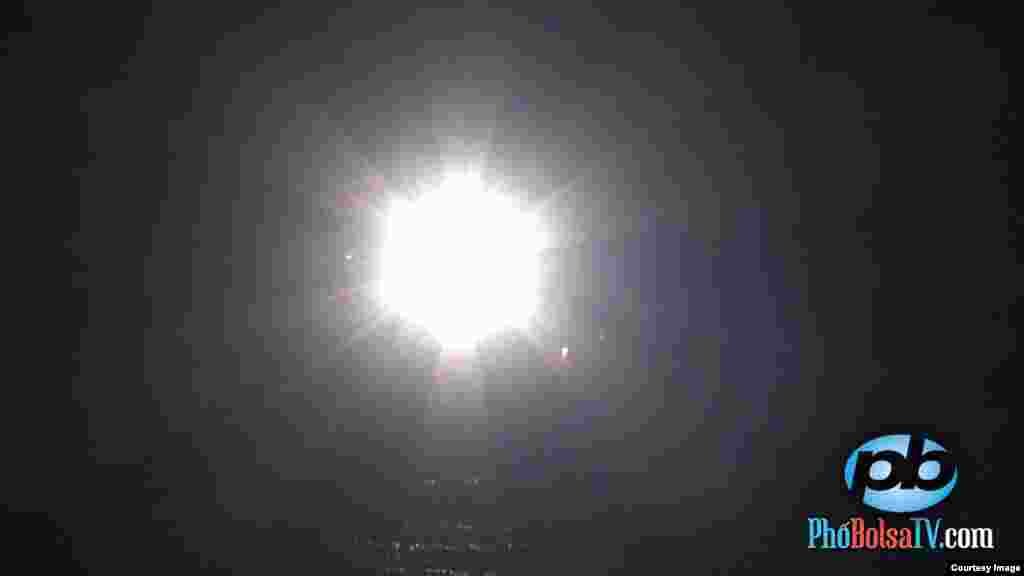 Chinese ships shine their spotlight at Vietnamese ships that go near the disputed oil rig in the South China Sea, May 18, 2014. (PhoBolsaTV.com)