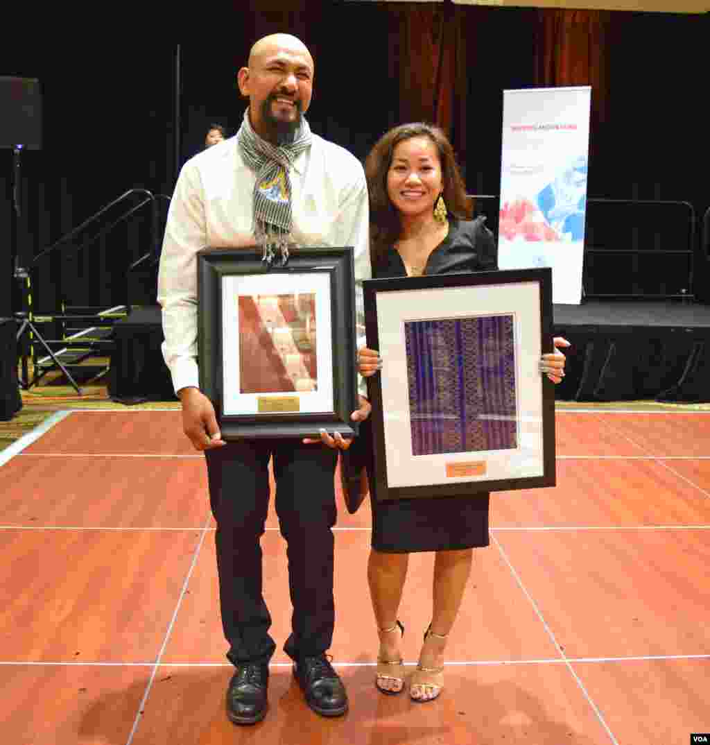 លោក Many Uch និង​អ្នកស្រី Montha Chum ថតរូប​ជាមួយ​នឹង​ពានរង្វាន់​ដែល​ខ្លួន​ទទួល​បាន​ពី​អង្គការ SEARAC នៅ​ឯ​សណ្ឋាគារ Renaissance ក្នុង​រដ្ឋធានី វ៉ាស៊ីនតោន កាល​ពី​ថ្ងៃ​ទី​១៣ ខែ​តុលា ឆ្នាំ​២០១៧។ (ហុង ចិន្តា/VOA)