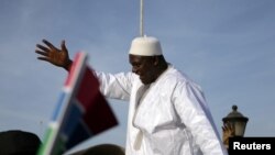 Le président gambien Adama Barrow salue ses partisans à son retour de Dakar, à Banjul, Gambie, 26 janvier 2017.