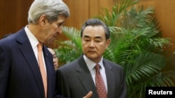 지난달 27일 중국 베이징을 방문한 존 케리 미국 국무장관이 공동기자회견에 앞서 왕이 중국 외교부장(오른쪽)과 대화를 나누고 있다. (자료사진)