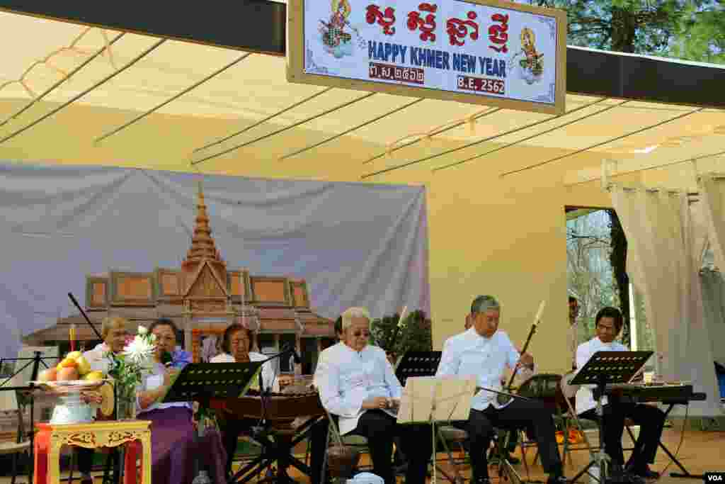 ការ​សម្ដែង​តន្ត្រី​ប្រពៃណី​ខ្មែរ​បន្ត​ផ្ទាល់​កំដរ​អ្នក​មក​វត្ត។ (ចាប ចិត្រា/VOA)