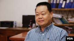 លោក​ ទាវ វណ្ណុល​ ​សមាជិក​ព្រឹទ្ធ​សភា​គណបក្ស​សម រង្ស៊ី​  ផ្តល់​បទសម្ភាស​ដល់​​ VOA​ អំពី​វិសោធនកម្ម​ច្បាប់​ស្តី​អំពី​គណបក្ស​នយោបាយ​ នៅ​ទីស្នាក់​ការគណបក្ស​សង្គ្រោះជាតិ​, នៅរាជធានី​ភ្នំពេញ​, នៅ​ថ្ងៃទី​១៩​ ខែកក្កដា​​ ឆ្នាំ២០១៧។​ (ខាន់​ សុគុំមនោ​/ VOA) 