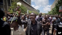 Warga Kenya, umumnya mahasiswa melakukan doa bersama bagi korban serangan di Garissa college dalam acara di Nairobi, Selasa (7/4).