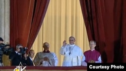 Kardinal Jorge Bergoglio menyapa masyarakat yang berkerumun di Lapangan Santo Petrus untuk pertama kalinya sebagai Paus, Rabu (13/3).