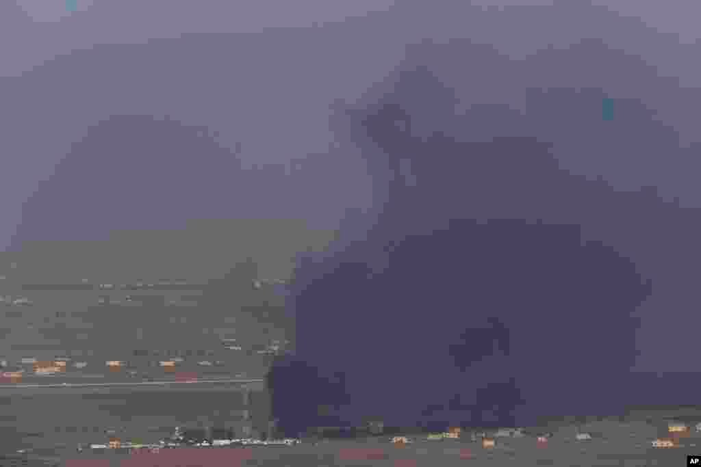 Smoke rises near a U.N. post in the Quneitra province as Syrian rebels clash with President Bashar al-Assad&rsquo;s forces, seen from the Israeli controlled-Golan Heights, Aug. 27, 2014.&nbsp;