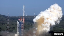 Roket Long March 4-C diluncurkan dari pangkalan antariksa Taiyuan, provinsi Shanxi, 20 Juli 2013. (Foto: dok). China kembali meluncurkan roket Long March-4C dari Xichang membawa satelit Queqiao ke antariksa, Senin (21/5).
