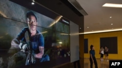 资料照片: 北京一家影院展示电影《战狼2》的广告 。(2017年8月21日)