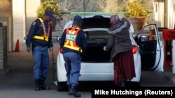 Contrôles de police à Pretoria en Afrique du Sud.