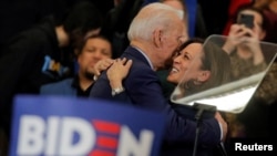 រូប​ឯកសារ៖ លោកស្រី Kamala Harris សមាជិក​ព្រឹទ្ធសភា​សហរដ្ឋ​អាមេរិក ស្វាគមន៍​លោក Joe Biden អតីត​អនុប្រធានាធិបតី​សហរដ្ឋ​អាមេរិក​ក្នុង​អំឡុង​យុទ្ធនាការ​ឃោសនា​បោះឆ្នោត​របស់​លោក​នៅ​រដ្ឋ Michigan កាលពី​ថ្ងៃ​ទី​៩ ខែ​មីនា ឆ្នាំ​២០២០។