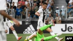 Thomas Strakosha bloque une attaque de Cristiano Ronaldo lors du match entre la Juventus et la Lazio, Italie, le 25 août 2018. 
