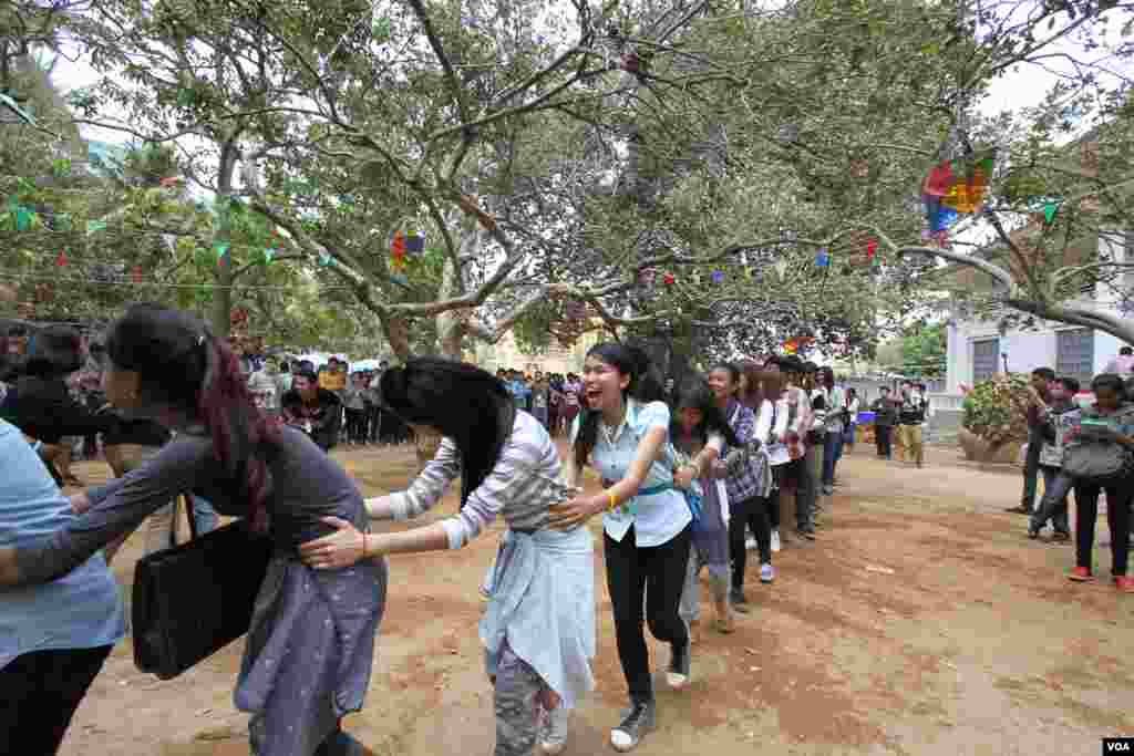 យុវជនខ្មែរមួយក្រុមលេងល្បែងចាប់កូនក្លែងក្នុងពិធីមួយដើម្បីប្រារព្ធចូលឆ្នាំខ្មែរនៅវត្តជ្រោយអំពិលខ័ណ្ឌច្បារអំពៅរាជធានីភ្នំពេញកាលពីថ្ងៃសៅរ៍ទី០៩ខែមេសានេះ។ ប្រជាជនខ្មែរប្រារព្ធពិធីបុណ្យចូលឆ្នាំខ្មែរចាប់ពី ថ្ងៃទី ១៣ដល់ទី១៦ខែមេសាឆ្នាំ២០១៦នេះ នៃ​ឆ្នាំ​វក សត្វ​ស្វា។ (ឡេង ឡែន/VOA)​