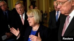 Senator Patty Murray (tengah) dari Partai Demokrat, yang menentang calon menteri pendidikan Trump, Betty DeVos.