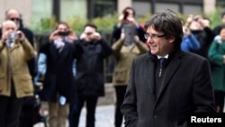 Carles Puigdemont tiba di Brussels, Belgia, untuk memberikan keterangan kepada media dalam konferensi pers, 31 Oktober 2017.