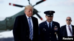 ប្រធានាធិបតី​ត្រាំ​ ឡើង​យន្តហោះ ទៅកាន់ Palm Beach រដ្ឋ Florida កាលពី​ថ្ងៃទី​២៣ មីនា ២០១៨។