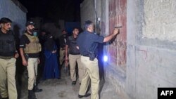 نیروهای پولیس پاکستان در هنگام تلاشی منزل یک مهاجر افغان در شهر کراچی