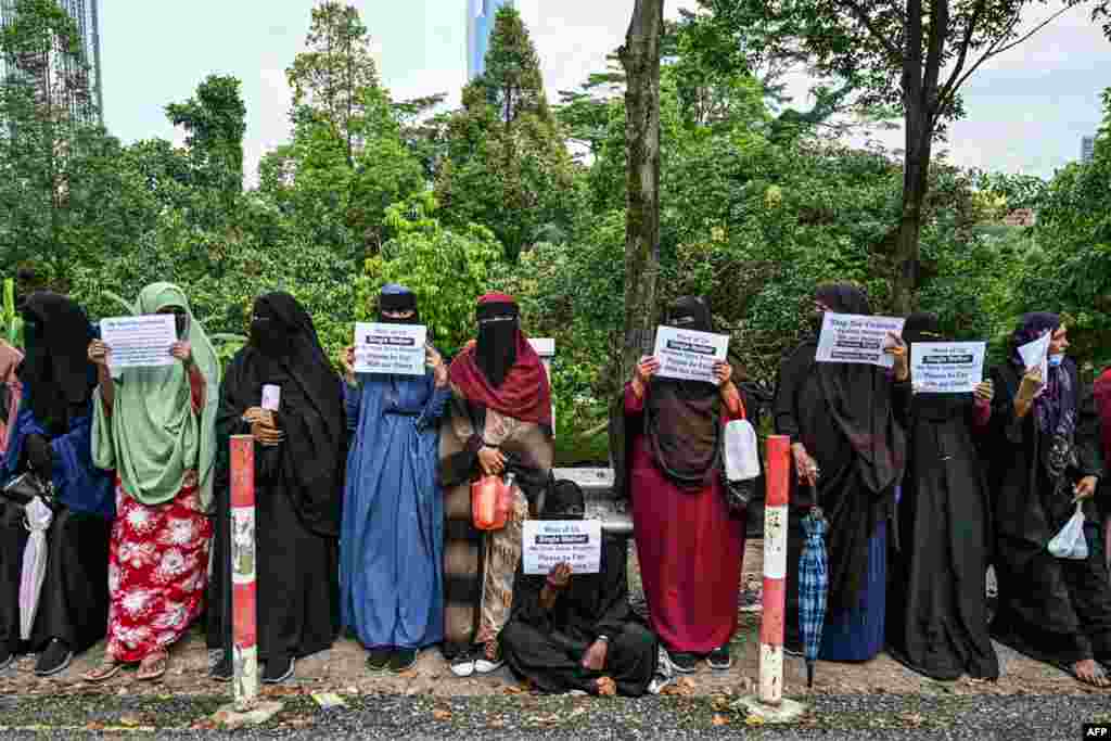 Somali&#39;s women refugees hold placards as they gather to protest their living conditions in Malaysia, outside the office of the United Nations High Commissioner For Refugees (UNHCR) in Kuala Lumpur.