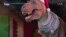 Лондонскиот „T-Rex“ доби празнично преуредување за Божиќ
