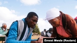 Une femme attend de pouvoir voter lors de la présidentielle du Malawi à Thyolo, au Malawi, le 23 juin 2020. (Photo: REUTERS/Ernest Mwale )