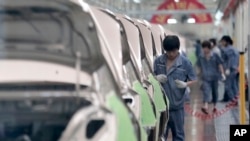 Para pekerja di pabrik mobil China, Geely di Cixi, China (foto: ilustrasi). 