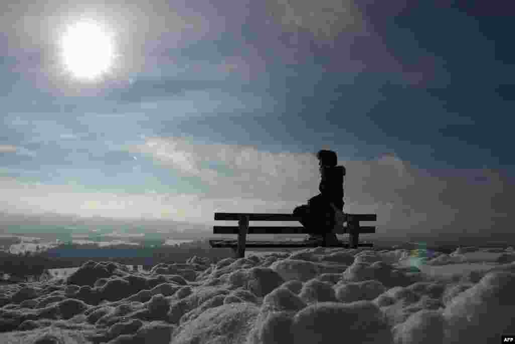 Wata Karamar Yarinya Na Shan Iska Bayan An Gama Dusar Kanakara Cikin Matsanancin Sanyi A Kasar Jamus. &nbsp;