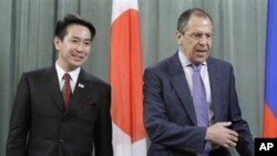 Russian Foreign Minister Sergey Lavrov (r) and Japanese Foreign Minister Seiji Maehara at their meeting in Moscow, February 11, 2011