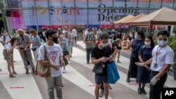 រូបឯកសារ៖ មនុស្សឈរឃ្លាតពីគ្នានៅផ្លូវចូលផ្សារទំនើប Siam Paragon ក្នុងក្រុងបាងកក ប្រទេសថៃ កាលពីថ្ងៃទី១៧ ខែឧសភា ឆ្នាំ២០២០។