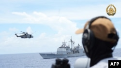 ឧទ្ធម្ភាគចក្រ Sikorsky CH148 Cyclone ហោះទៅរកនាវា USS Lake Arie អំឡុងសមយុទ្ធរួមគ្នា​រវាង​ហ្វីលីពីន សហរដ្ឋ​អាមេរិក​ កាណាដា និង​អូស្ត្រាលីកាលពីថ្ងៃទី​៤​ ​សីហា ឆ្នាំ២០២៤។