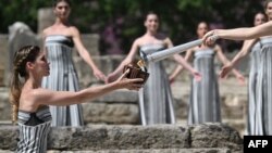 روشن‌کردن مشعل المپیک بازی‌های المپیک ۲۰۲۴ پاریس در معبد باستانی هرا در المپیا، جنوب یونان، زادگاه المپیک باستانی.