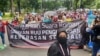 Peserta aksi jalan kaki dari Kawasan Sarinah menuju Taman Aspirasi Monas, Sabtu, 8 Desember 2018. (Foto: VOA/Ahmad Bhagaskoro)