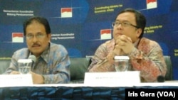 Menteri Keuangan, Bambang Brodjonegoro (kanan) dan Menko bidang Perekonomian, Sofyan Djalil (Foto: VOA/Iris Gera)