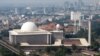 Masjid Istiqlal dan Gereja Katedral (latar belakang) di Jakarta. (Foto: wikipedia) 