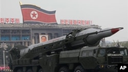 지난 2010년 10월 평양에서 열린 노동당 창건 65주년 기념 열병식에 등장한 이동식 중거리 탄도미사일. '무수단' 미사일로 추정된다. (자료사진)