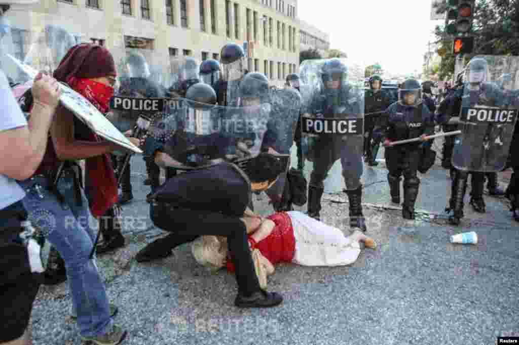 Une manifestant, poussée par la police, est aidée par un autre manifestant, à Saint Louis, le 15 septembre 2017.