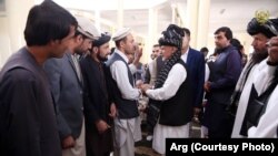 محمد اشرف غنی، رئیس جمهور افغانستان، حین دیدار با شماری از باشندگان شهر غزنی پس از جنگ
