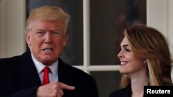 Presiden AS Donald Trump bersama mantan direktur komunikasi Gedung Putih, Hope Hicks, sebelum bertolak ke Cleveland, Ohio, 29 Maret 2018.