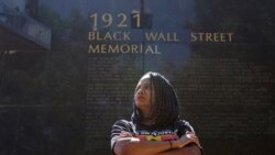 Vanesa Hal-Harper iz gradske skupštine Tulse ispred spomenika žrtvama masakra na Crnom Vol stritu 1921, 18. juna 2020.