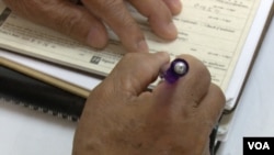 បុរស​ម្នាក់​ចុះ​ហត្ថលេខា​លើ​សំណុំ​ឯកសារ​ចុះ​ឈ្មោះ​បោះឆ្នោត នៅ​មជ្ឈមណ្ឌល​សុខភាព​មេត្តា នៅទីក្រុង​ឡូវែល រដ្ឋ​ម៉ាសាឈូសេត កាលពី​ថ្ងៃទី៤ ខែ​សីហា ឆ្នាំ​២០១៦។ (VOA Khmer)