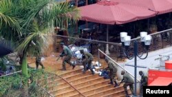 Pasukan khusus Kenya mengatur posisi mereka untuk mengamankan pusat perbelanjaan Westgate di Nairobi dari serangan militan Somalia, al-Shabab yang dilaporkan masih menyandera beberapa orang dalam gedung tersebut (24/9).