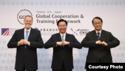 台湾外长吴钊燮(中)与美国在台协会台北办事处处长郦英杰(Brent Christensen, 左)及日本台湾交流协会台北事务所代表泉裕泰拱手合影(台湾外交部提供)