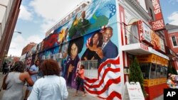 Vashingtondagi mashhur burgerxona devorlarini ko'rishga har kuni minglab sayyohlar keladi 