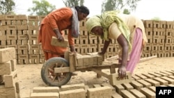 កម្មការិនី​ធ្វើការ​នៅ​ឡឥដ្ឋ​នៅ​ជាយក្រុងAmritsar នៅ​ថ្ងៃទី៧ ខែមីនា ឆ្នាំ២០២១ មួយថ្ងៃ​មុន​ថ្ងៃទិវា​នារី​អន្តរជាតិ។