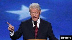 Mantan Presiden Bill Clinton menjelaskan situasi ekonomi AS yang kompleks dengan bahasa sederhana. (Foto: AP)