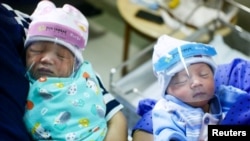 Dua bayi baru lahir di sebuah rumah sakit di Jakarta. Untuk mendorong laki-laki ikut serta lebih aktif dalam mengendalikan jumlah penduduk, BKKBN menggencarkan program vasektomi gratis dengan insentif uang. (Foto: Ilustrasi/Reuters). 