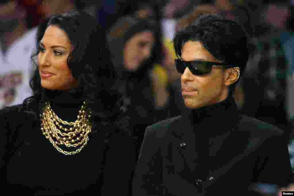Musician Prince (R) attends a NBA basketball game between the Los Angeles Lakers and the Boston Celtics at the Staples Center in Los Angeles, Dec. 26, 2008.