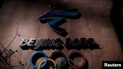 Logo dari Olimpiade Beijing 2022 terlihat di luar markas Panitia Olimpiade dan Paralimpiade Musim Dingin 2022 di taman Shougang, Beijing, pada 10 November 2021. (Foto: Reuters/Thomas Peter)