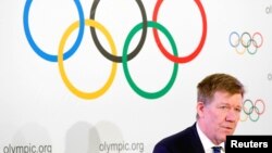 리처드 버젯 IOC 의무과학국장이 5일 스위스 로잔에서 기자회견을 하고 있다.